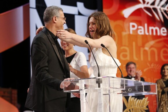 Léa Seydoux, Abdellatif Kechiche et Adèle Exarchopoulos en larmes lors de la cérémonie de clôture du 66e Festival de Cannes, le 26 mai 2013.