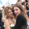 Léa Seydoux et Adèle Exarchopoulos complices pendant le photocall du film La vie d'Adèle lors du 66e Festival de Cannes le 23 mai 2013.