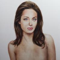 Angelina Jolie : Nue et sans seins, un portrait choc qui crée le malaise
