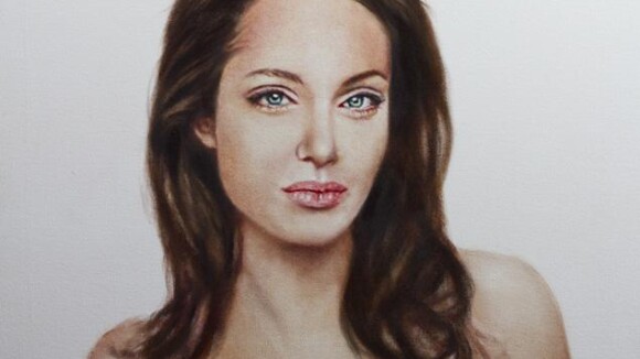 Angelina Jolie : Nue et sans seins, un portrait choc qui crée le malaise