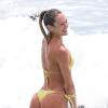 Candice Swanepoel, divine en bikini jaune, profite d'un moment détente sur une plage de Miami avec des amis et son chéri Hermann Nicoli. Le 27 mai 2013.