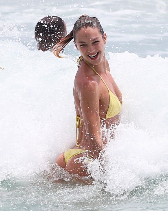 La sexy et souriante Candice Swanepoel se baigne à Miami où elle profite du week-end du Memorial Day. Le 27 mai 2013.