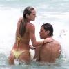 Candice Swanepoel et son petit ami Hermann Nicoli se baignent à Miami, le 27 mai 2013.