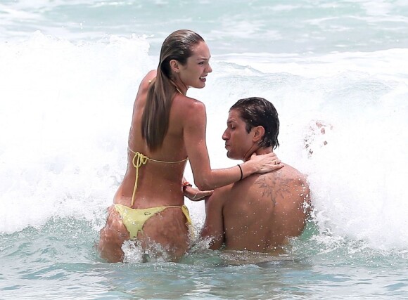 Candice Swanepoel et son petit ami Hermann Nicoli se baignent à Miami, le 27 mai 2013.
