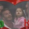 David Beckham et sa fille Harper lors d'un moment "Kiss Cam" au cours d'un match de hockey au Staples Center de Los Angeles, le 28 mai 2013.