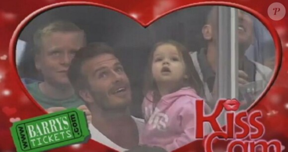 David Beckham et sa fille Harper lors d'un moment "Kiss Cam" au cours d'un match de hockey au Staples Center de Los Angeles, le 28 mai 2013.