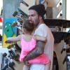 David Beckham en pleine séance shopping avec sa fille Harper à Los Angeles, le 28 mai 2013.