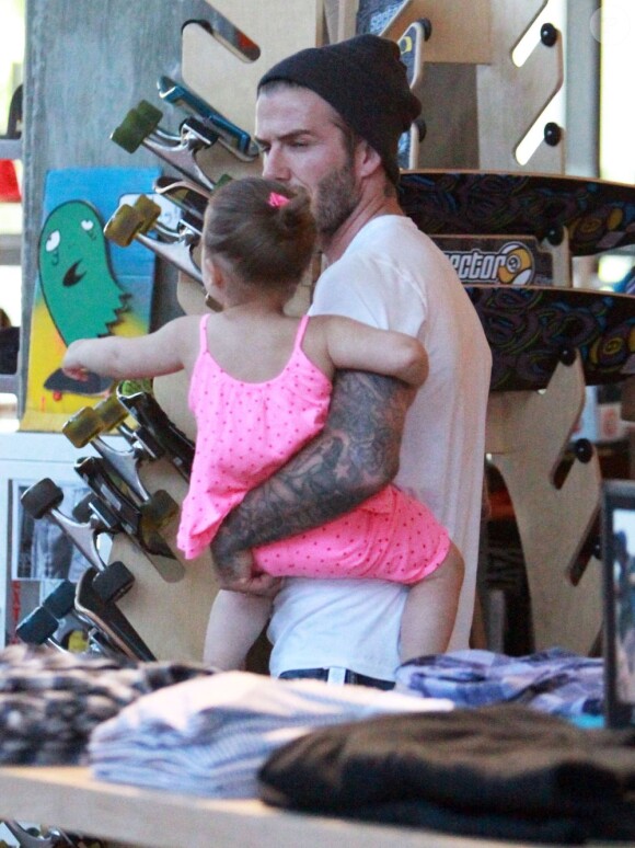 David Beckham en pleine séance shopping avec sa fille Harper à Los Angeles, le 28 mai 2013.