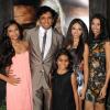 M. Night Shyamalan, sa femme Bhavna Vaswani et ses trois enfants à la première d'After Earth au Ziegfeld Theater à New York le 29 mai 2013.
