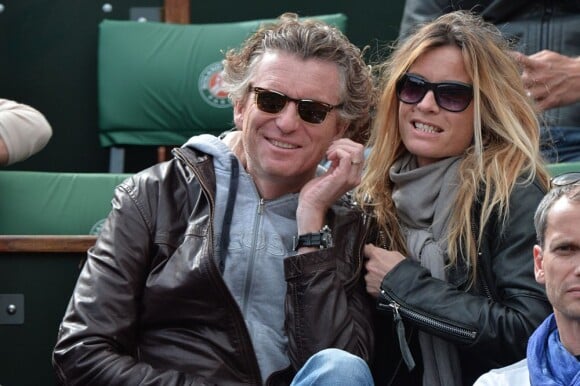 L'animateur Denis Brogniart et sa femme Hortense assistent au match de Gaël Monfils au 2e Tour des Internationaux de France de tennis de Roland Garros le 29 mai 2013