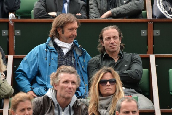 Philippe Candeloro assiste au match de Gaël Monfils au 2e Tour des Internationaux de France de tennis de Roland Garros le 29 mai 2013