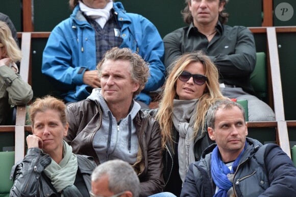 Denis Brogniart et sa femme Hortense assistent amoureux au match de Gaël Monfils au 2e Tour des Internationaux de France de tennis de Roland Garros le 29 mai 2013