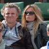 Denis Brogniart et sa femme Hortense assistent concentrés au match de Gaël Monfils au 2e Tour des Internationaux de France de tennis de Roland Garros le 29 mai 2013