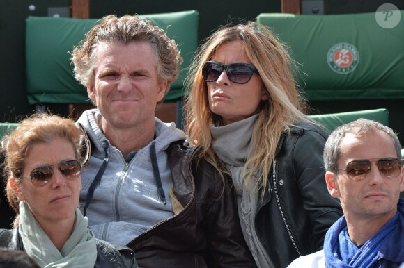 Denis Brogniart et sa femme Hortense assistent concentrés au match de Gaël Monfils au 2e Tour des Internationaux de France de tennis de Roland Garros le 29 mai 2013