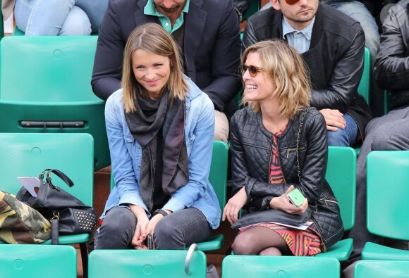 Isabelle Ithurburu et une amie lors du quatrième jour des Internationaux de France à Roland-Garros le 29 mai 2013