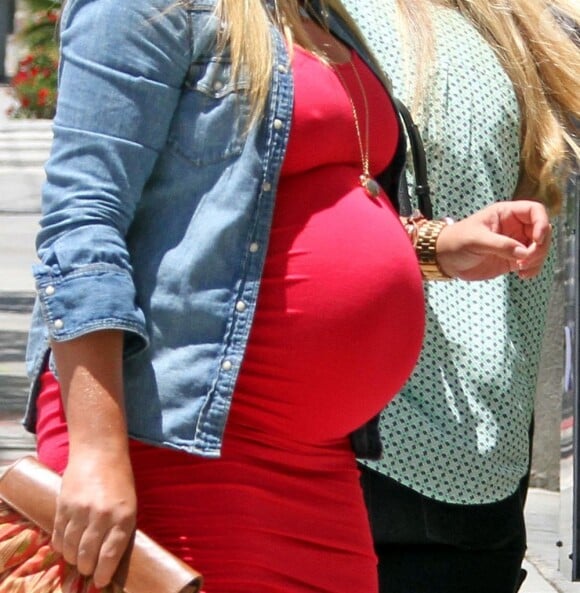 L'actrice Busy Philipps, très enceinte, dans les rues de West Hollywood, le 29 mai 2013. Lors de cette sortie, elle était particulièrement tendance.