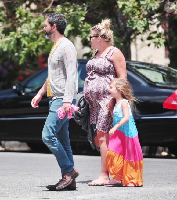 Busy Philipps enceinte en famille a passé son samedi après-midi avec son mari Marc Silverman et leur fille Birdie Leigh. Le trio a fait du shopping et a déjeuné ensemble. A Los Angeles, le 25 mai 2013.