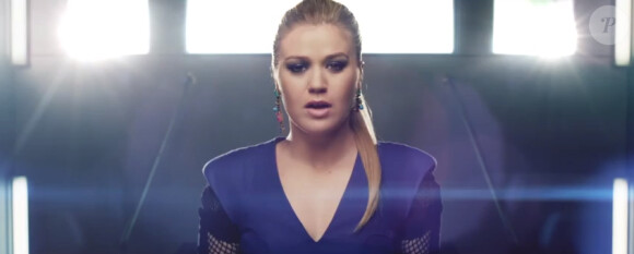 Vidéo clip de la nouvelle chanson de Kelly Clarkson : "People Like Us". Mai 2013.