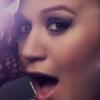 Vidéo clip de la chanson de Kelly Clarkson : "People Like Us". Mai 2013.