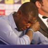 Eric Abidal annonce en larmes qu'il quitte le FC Barcelone lors d'une conference de presse au Camp Nou à Barcelone, le 30 mai 2013.
