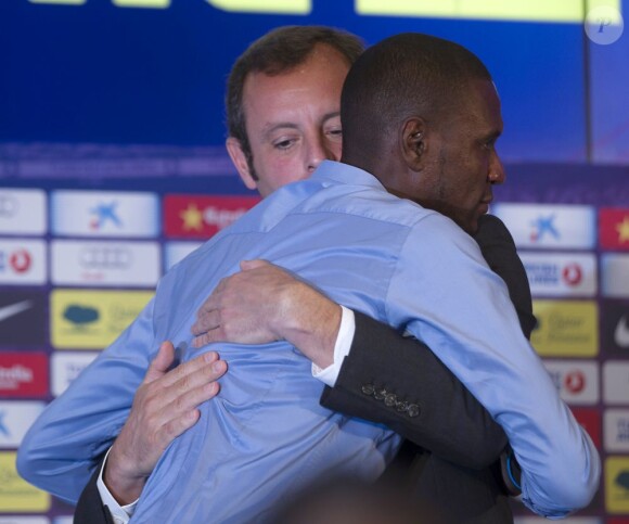 Eric Abidal serre dans ses bras le président Sandro Rosell lors de sa conférence de presse d'adieu au FC Barcelone, le 30 mai 2013.
