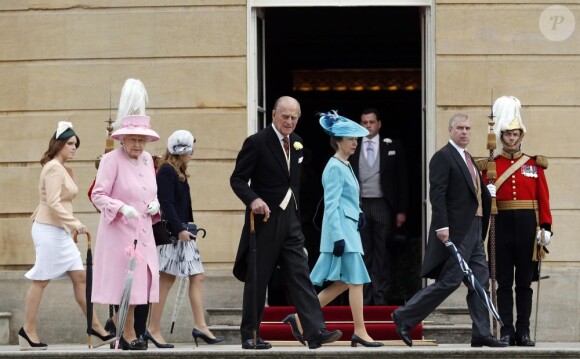 La reine Elizabeth II, les princesses Eugenie et Beatrice, le duc d'Edimbourg, la princesse Anne, et le prince Andrew arrivant lors de la deuxième garden party de l'année à Buckingham Palace le 30 mai 2013.