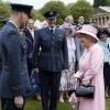 La reine Elizabeth II rencontrant des officiers de la RAF lors de la deuxième garden party de l'année à Buckingham Palace le 30 mai 2013.