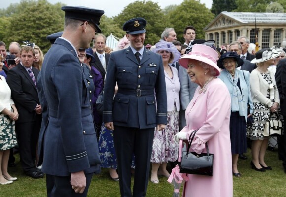La reine Elizabeth II rencontrant des officiers de la RAF lors de la deuxième garden party de l'année à Buckingham Palace le 30 mai 2013.
