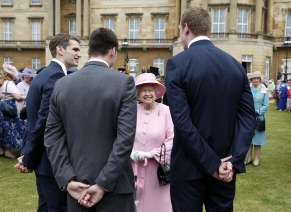 La reine Elizabeth II rencontrant des membres de l'équipe olympique de water polo lors de la deuxième garden party de l'année à Buckingham Palace le 30 mai 2013.