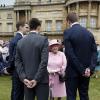 La reine Elizabeth II rencontrant des membres de l'équipe olympique de water polo lors de la deuxième garden party de l'année à Buckingham Palace le 30 mai 2013.