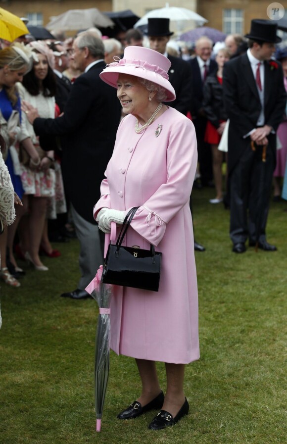 La reine Elizabeth II lors de la deuxième garden party de l'année à Buckingham Palace le 30 mai 2013.