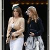Les princesses Eugenie et Beatrice d'York entrent en scène lors de la deuxième garden party de l'année offerte par Elizabeth II à Buckingham Palace le 30 mai 2013.