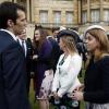 La princesse Beatrice d'York rencontre les convives lors de la deuxième garden party de l'année offerte par Elizabeth II à Buckingham Palace le 30 mai 2013.