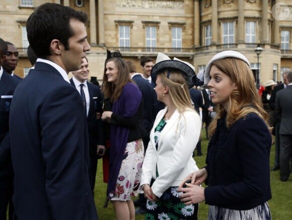 La princesse Beatrice d'York rencontre les convives lors de la deuxième garden party de l'année offerte par Elizabeth II à Buckingham Palace le 30 mai 2013.