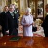 Elizabeth II rencontrait le 30 mai 2013 à Buckingham David Longman, fils de l'homme qui avait créé le bouquet de fleurs pour son couronnement, en 1953, venu avec une réplique de cette composition d'anthologie.
