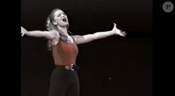 Jessica Simpson ado reprenant un extrait de la comédie musicale "A chorus line".