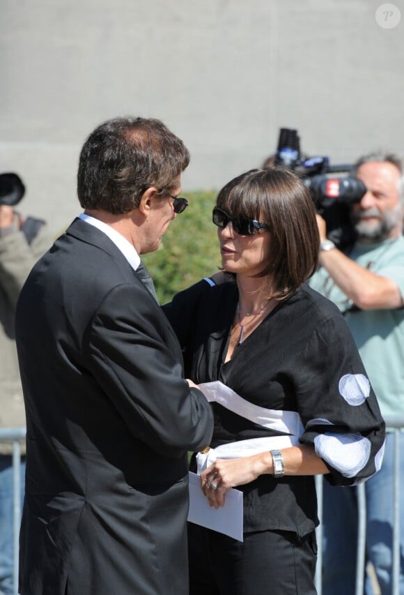 Henri Sanier et Valérie lors des obsèques de son mari Laurent Fignon au Père Lachaise à Paris, le 3 septembre 2010.