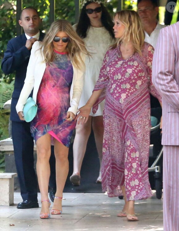 Fergie (enceinte) arrive à la baby shower d'Erinn Bartlett (à droite), la femme d'Oliver Hudson, à Los Angeles le 01 juin 2013.