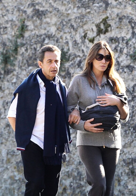 Nicolas Sarkozy et Carla Bruni-Sarkozy avec leur fille Giulia (1 an et demi) à Versailles le 31 octobre 2011. 
