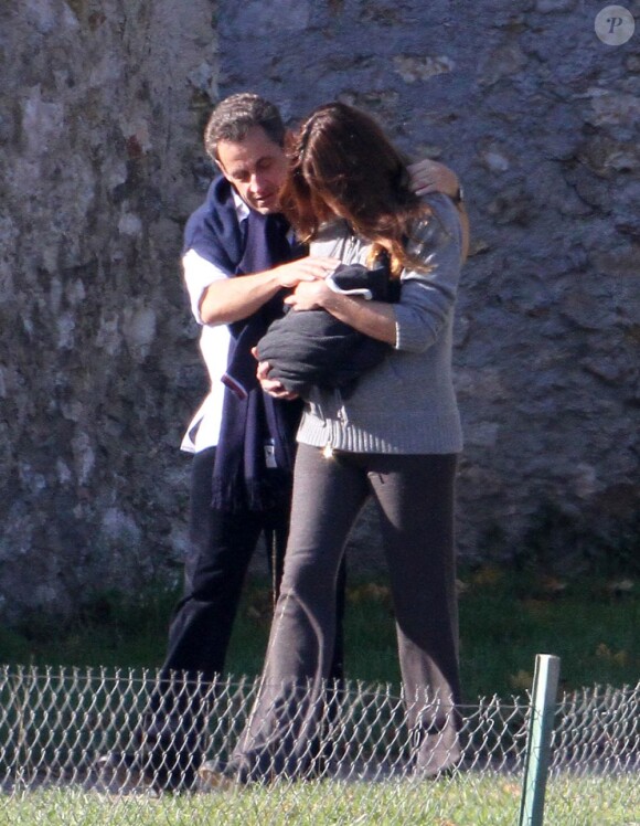Nicolas Sarkozy et Carla Bruni-Sarkozy avec leur fille Giulia à Versailles le 31 octobre 2011.