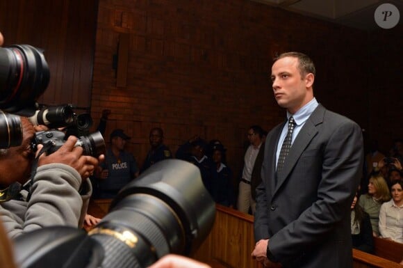 Oscar Pistorius le 4 juin 2013 au tribunal de Pretoria en Afrique du Sud. Le procès du sportif a été finalement repoussé au 19 août 2013.