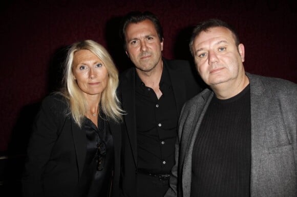 Marie Sara (fille d'Antoine Bourseiller), son mari Christophe Lambert et Christophe Bourseiller (fils de Antoine Bourseiller) lors de l'hommage à Antoine Bourseiller au studio des Champs-Élysées à Paris. Le 3 juin 2013.