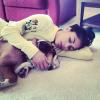 Amoureux de sa chérie Nicole Scherzinger et de son chien, Lewis Hamilton a posté sur Instagram cette photo des deux en pleine sieste à Capri.