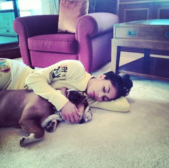 Amoureux de sa chérie Nicole Scherzinger et de son chien, Lewis Hamilton a posté sur Instagram cette photo des deux en pleine sieste à Capri.