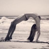 Miranda Kerr : Sublime à la plage, elle séduit en femme d'affaires