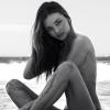 Le photographe Chris Colls a posté sur Instagram cette photo de Miranda Kerr en noir et blanc, topless sur une plage, pour sa marque Kora Organics.