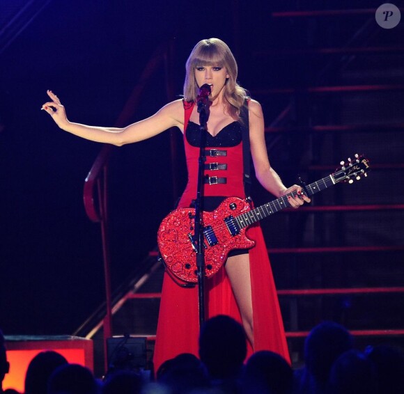 Taylor Swift interprète son single "Red" lors des CMT Music Awards à Nashville, le 5 juin 2013.