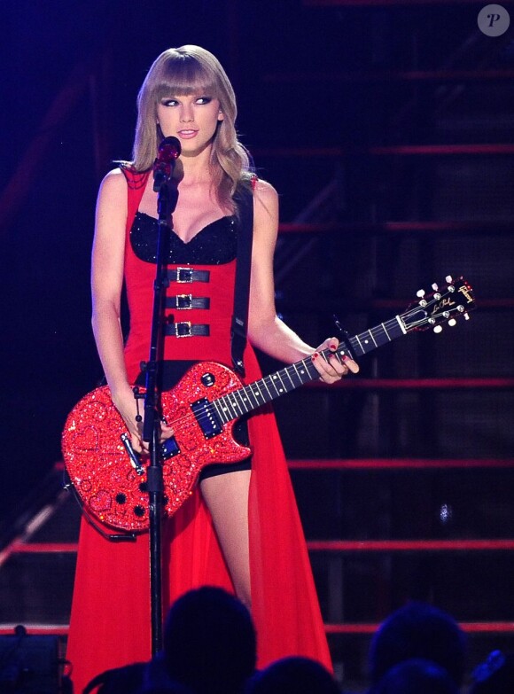 Taylor Swift interprète son single "Red" lors des CMT Music Awards à Nashville, le 5 juin 2013.