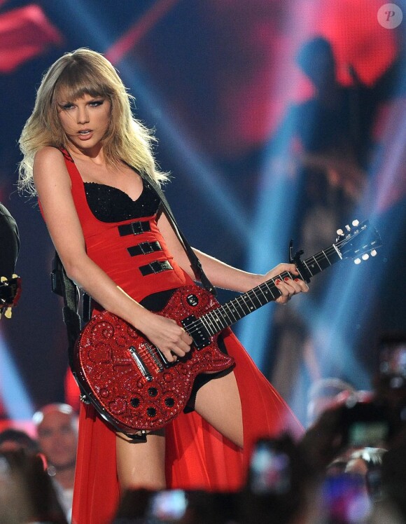 Taylor Swift interprète son single "Red" lors des CMT Music Awards à Nashville, le 5 juin 2013.
