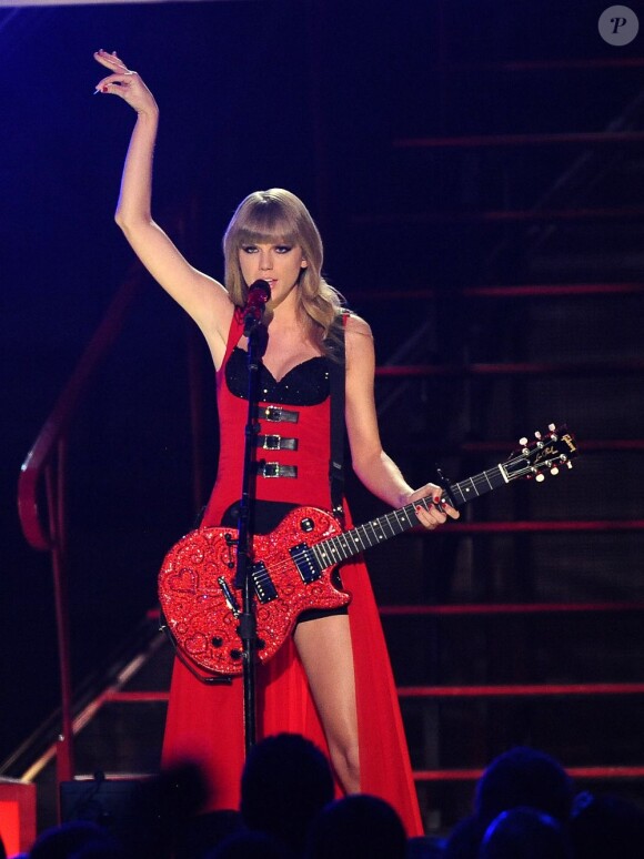 Taylor Swift interprète son single "Red" lors des CMT Music Awards à Nashville, le 5 juin 2013.